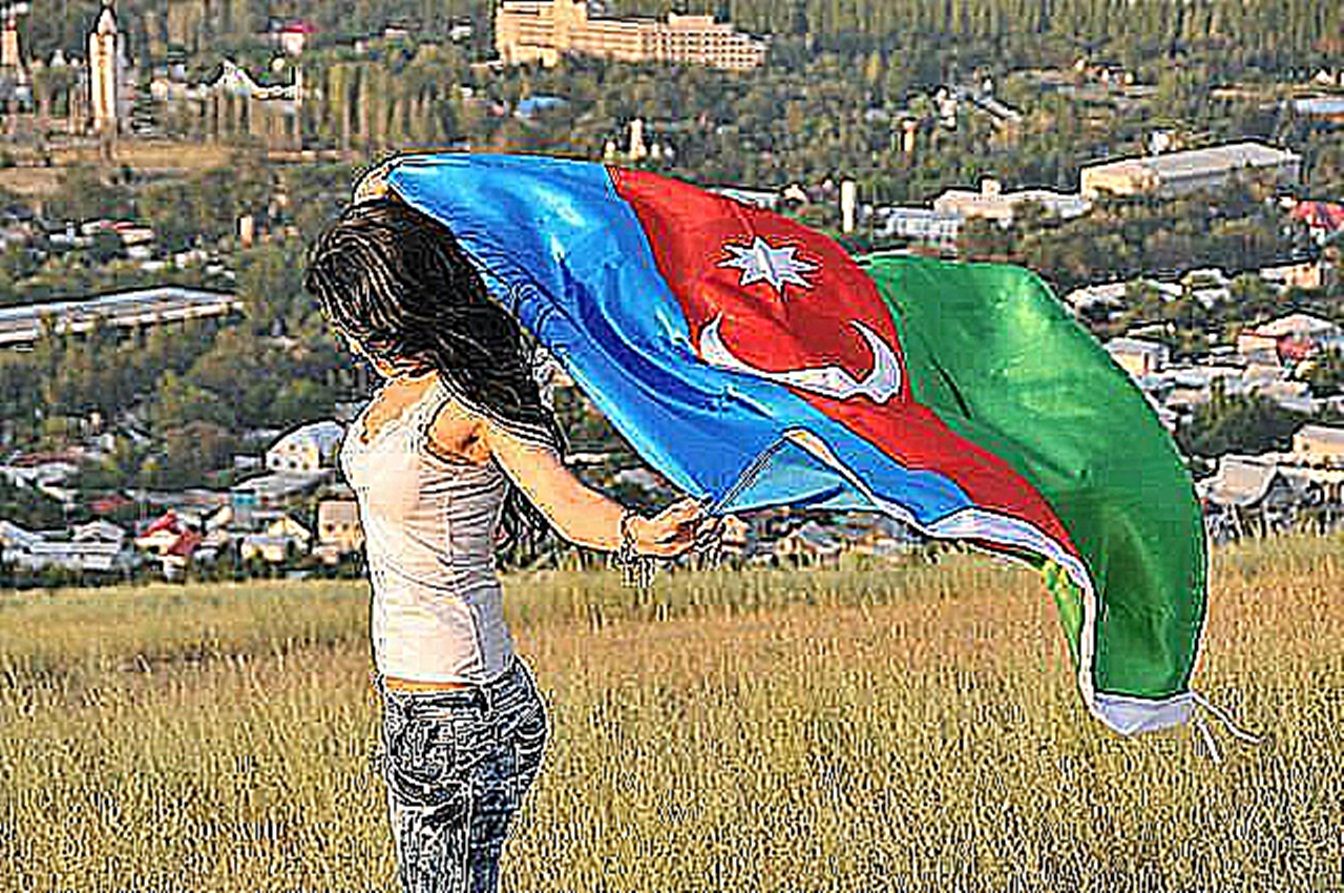 Девушка с азербайджанским флагом