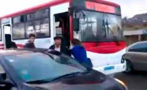 Bakıda qadın sürücü avtobus sürücüsü ilə əlbəyaxa oldu - (Video)