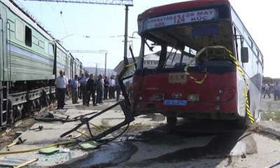 Avtobus qatara çırpıldı: yaralılar var