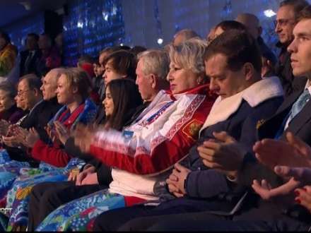 Medvedev Soçi olimpiadasının açılışında yatdı (FOTO)