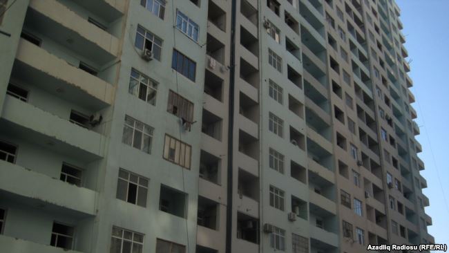 'İstismara qəbul edilməyən 400 binada 10 min sakin yaşayır'-Media icmalı