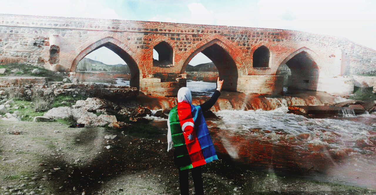 – Ana, Savalanın zirvəsinə çıxsan hara görünər? – Sən ora çıxa bilməzsən, oğlum. Çox ucadı. – De görüm hara görünər? – Haranı görmək istəyirsən, oğlum? – Bu yanda Təbrizi, o yanda Dəmir qapı Dərbəndi. Xudafərin körpüsü, Fərman Kərimzadə.