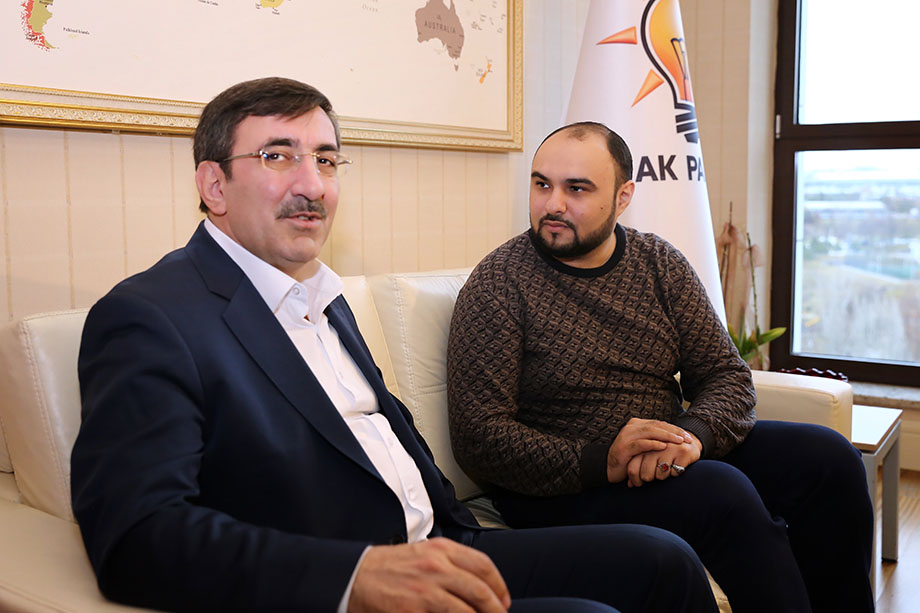 Советник президента Турции по международным вопросам Джевдет Йылмаз (на фото слева) и журналист «Октагона» Хаял Муаззин во время интервью.