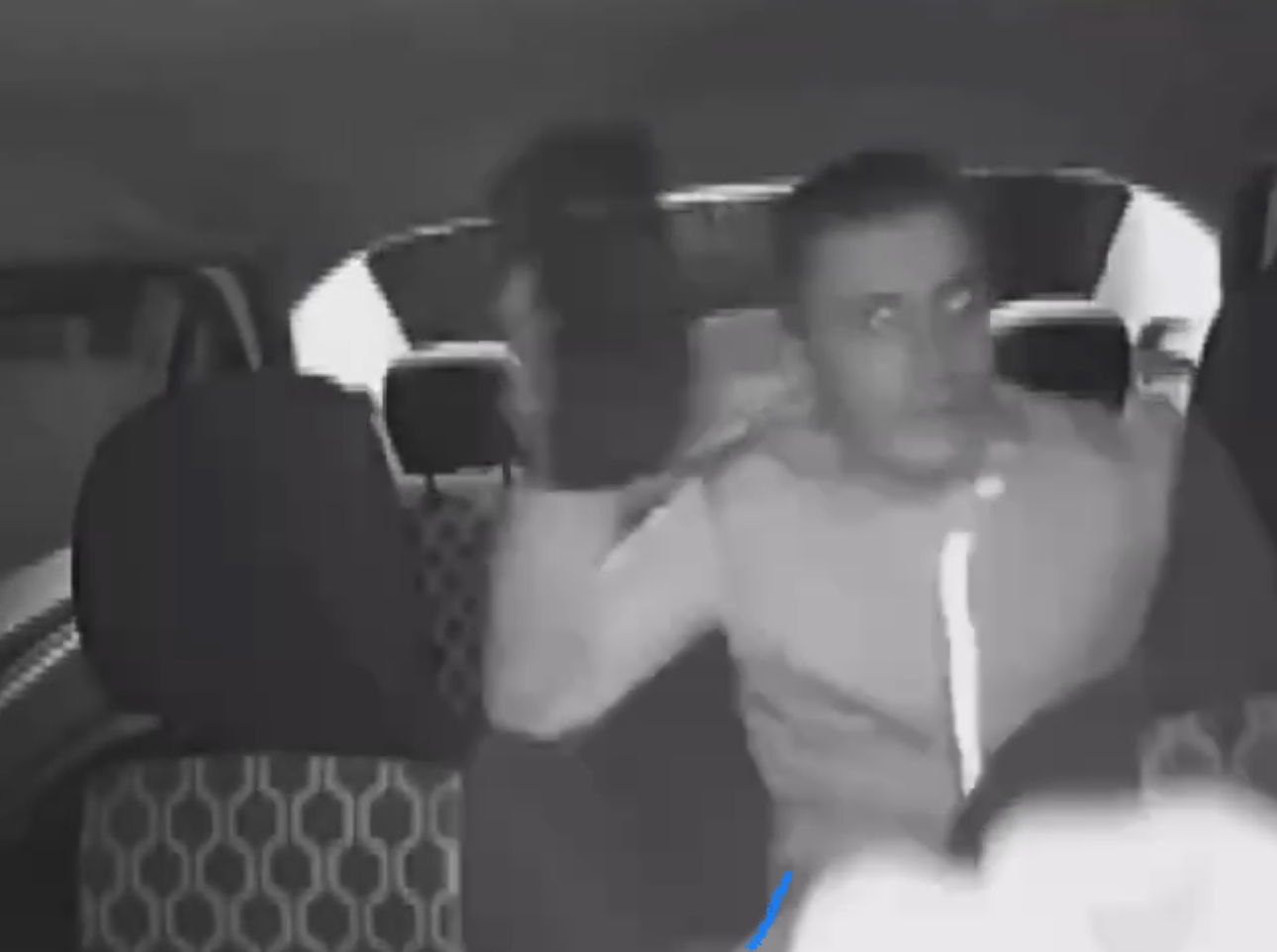 Türkiyədə taksiyə minən sərnişin sürücüyə daşla hücum edib – ANBAAN VİDEO
