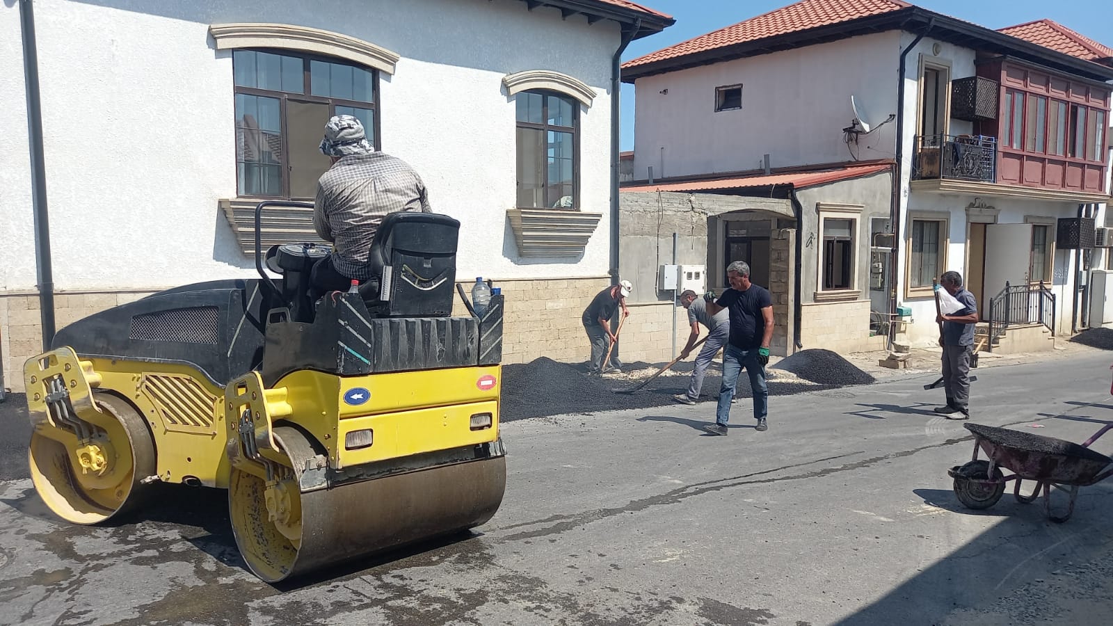 Səbail rayonunda yolların asfaltlanması işləri davam edir