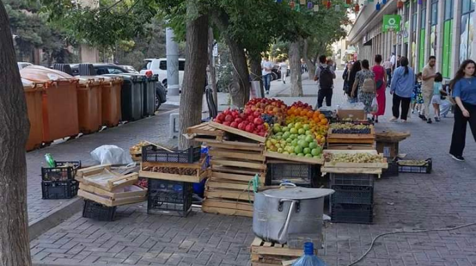 Bakının mərkəzində “piştaxta” qurub səkini zəbt etdilər